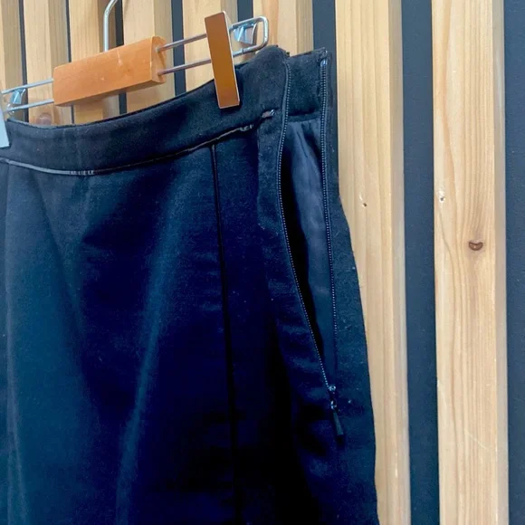 Tory Burch Black knee length Skirt with patent piping. - Picture 5 of 7